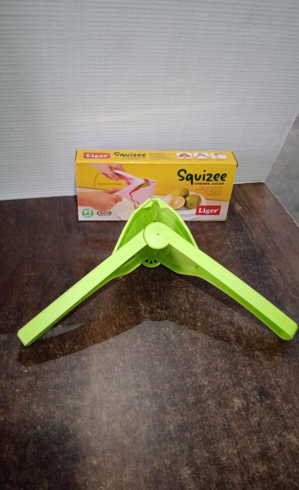 163ffad0-0ccc-48b3-ade8-5172ced87f20.jpg Liger Plastic Manual Handheld Lemon & Orange Squeezer Juice (1 Pc)